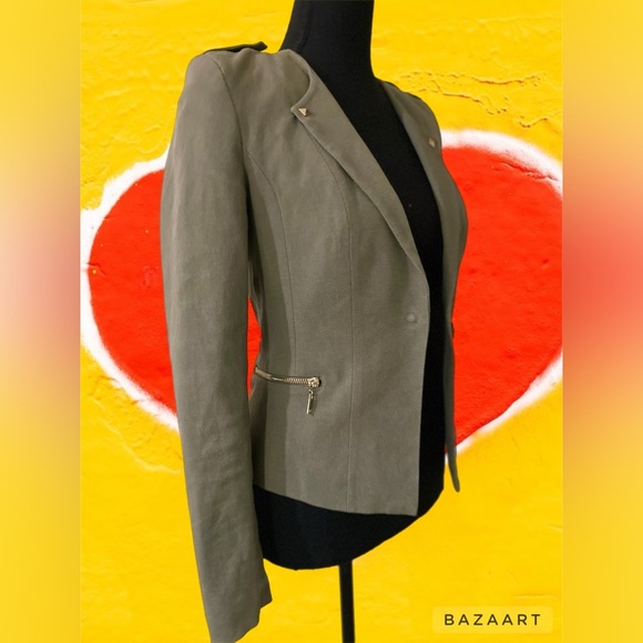 H & M  blazer 
Long sleeve- 2 side pockets 
Size 4 
EUR 34
160/80A
96% ALGODÓN - Picture 14 of 16